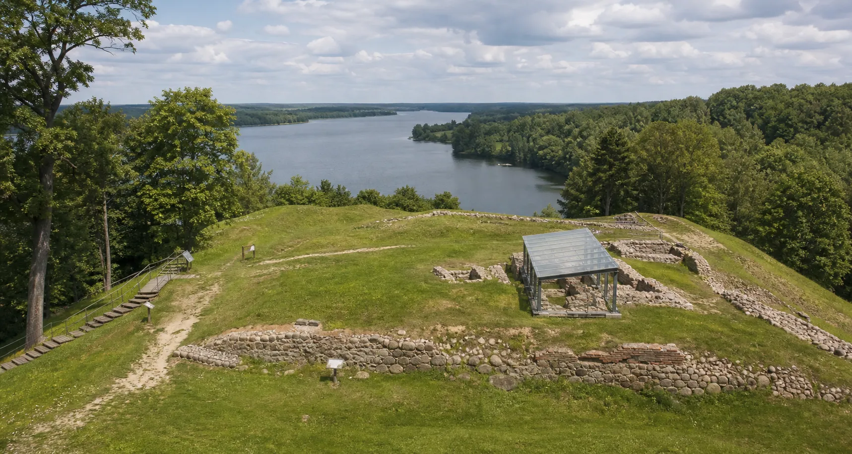 Dubingių piliavietės Pilies kalnas Asvejos ežero pusiasalyje su Radvilų rūmų liekanų ekspozicija