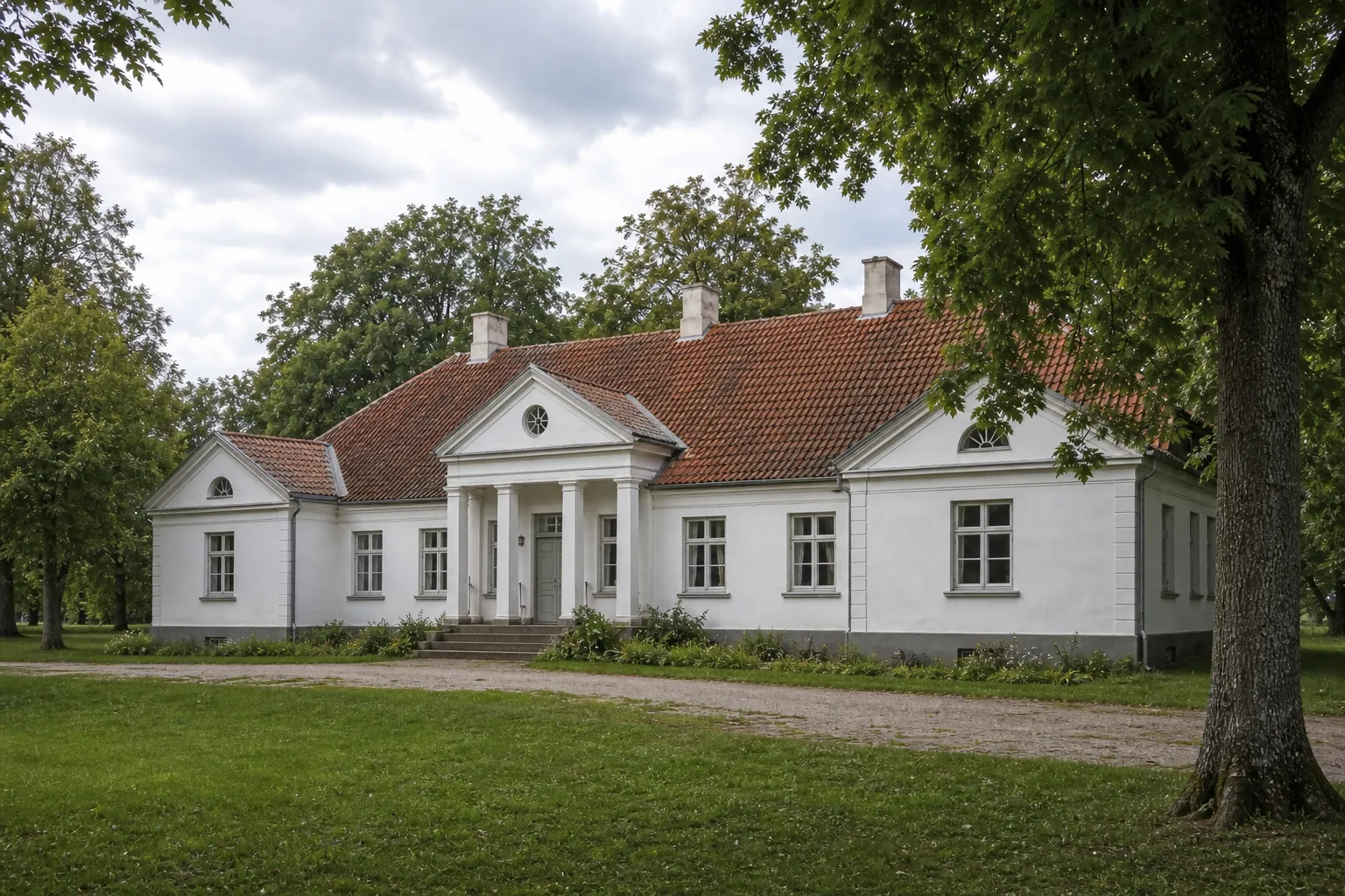Džiuginėnų dvaro sodybos istorinis pastatas Žemaitijos kaimo aplinkoje