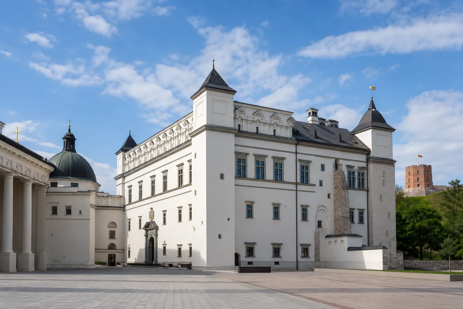 Lietuvos Didžiosios Kunigaikštystės valdovų rūmų baltas renesansinis fasadas Vilniaus Katedros aikštėje