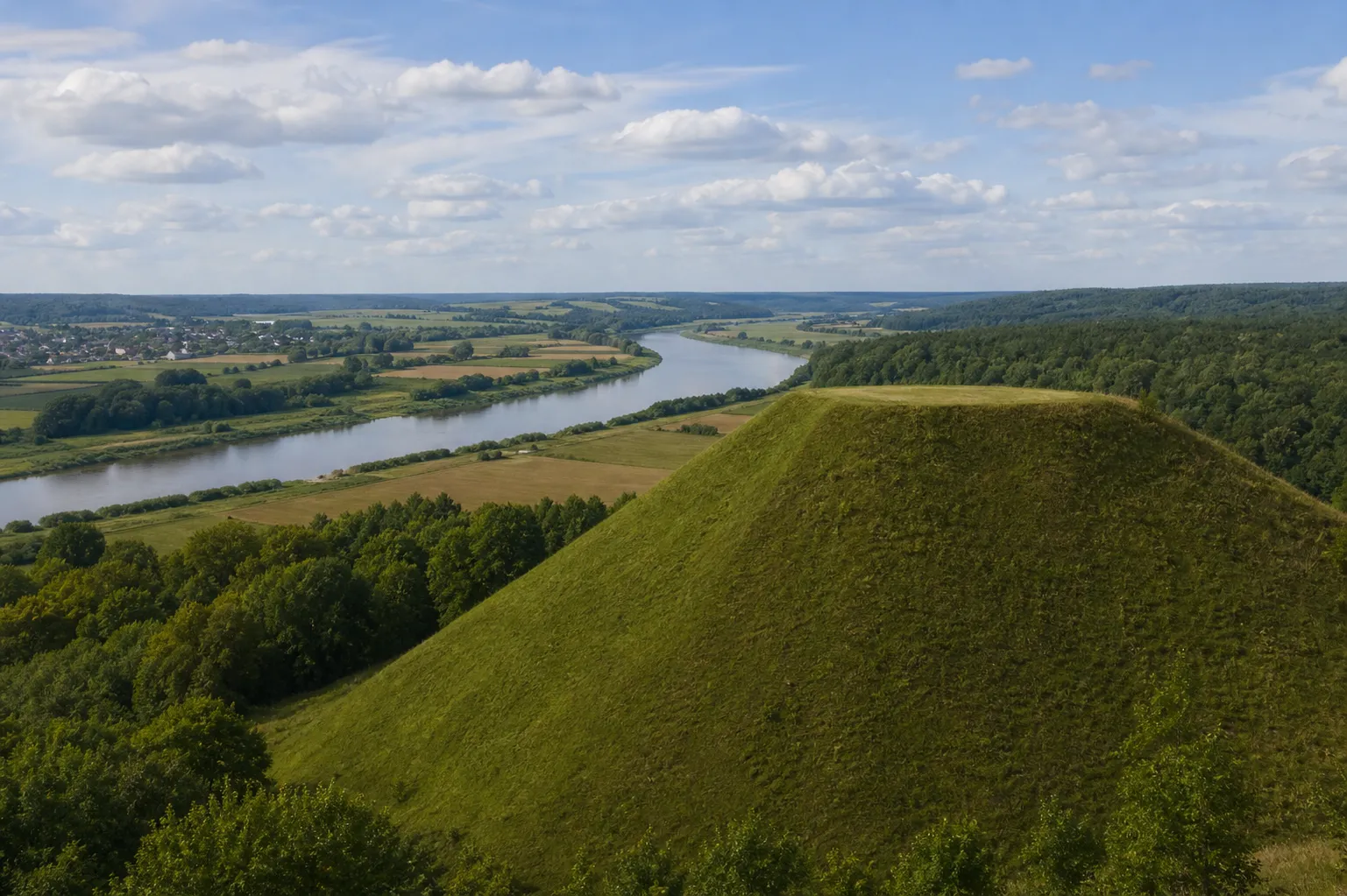 Seredžiaus piliakalnis Palemono kalnas virš plataus Nemuno slėnio