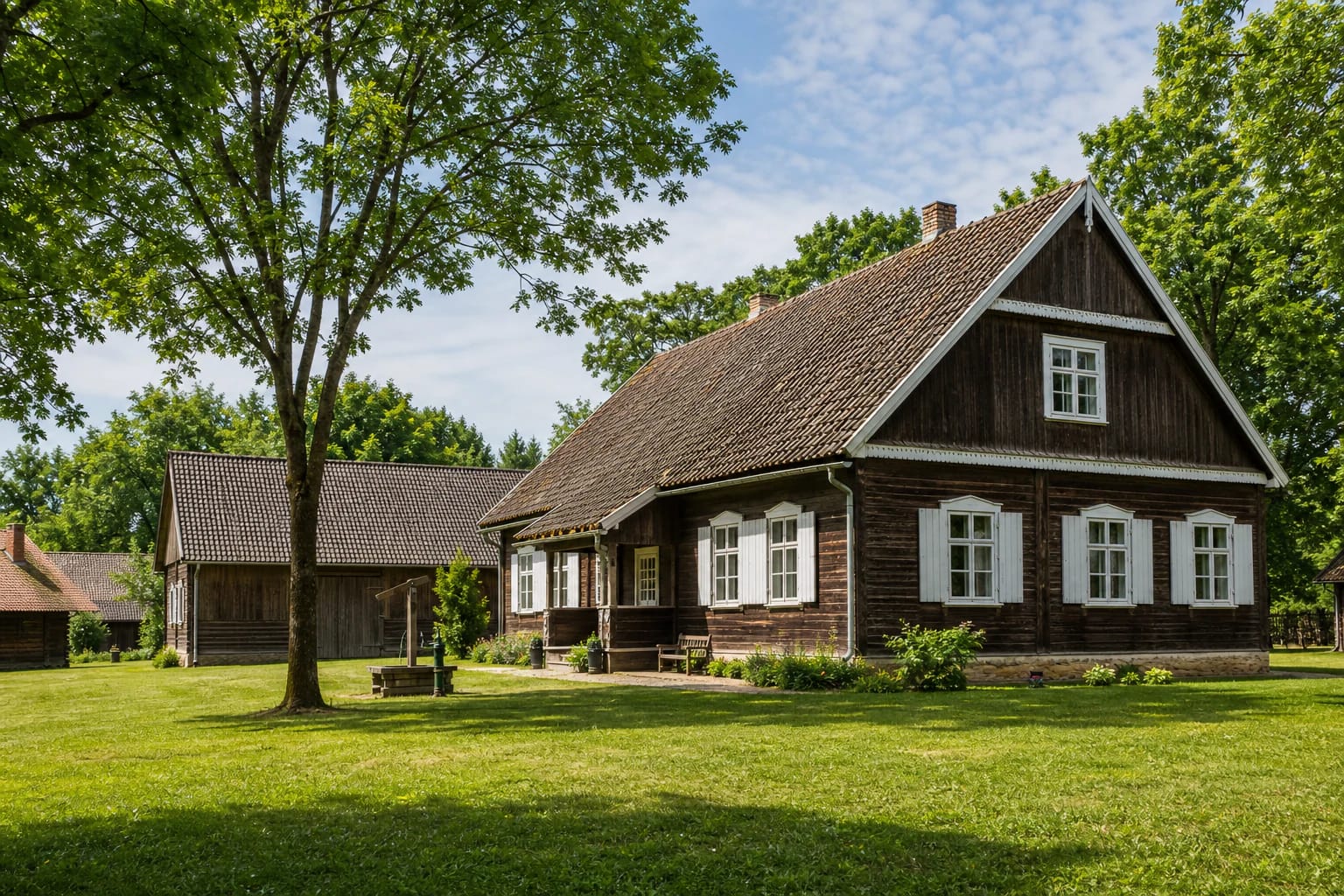 Agluonėnų etnografinės sodybos medinis Lietuvininkų namas su tvarkingu kiemu ir ūkiniais pastatais