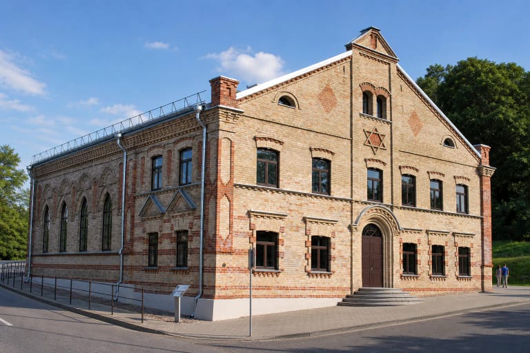 Restauruotas Alytaus sinagogos geltonų ir raudonų plytų fasadas su Dovydo žvaigžde ir Audiovizualiųjų menų centro įėjimu
