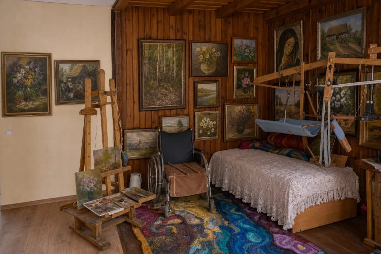 Anos Krepštul muziejuje atkurtas darbo kambarys su molbertu, vežimėliu, lova ir liaudies meno paveikslais