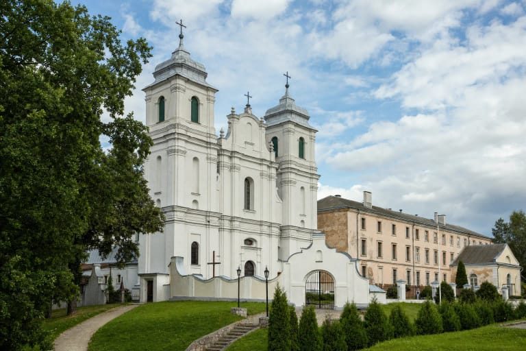 Antalieptės dvibokštė vėlyvojo baroko karmelitų bažnyčia Zarasų rajone
