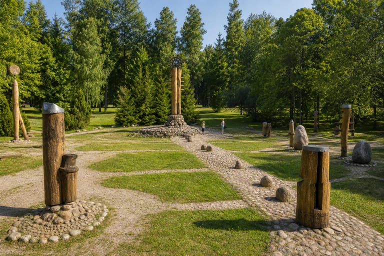 Kretingos dvaro parko Astronominio kalendoriaus ąžuolinės skulptūros, akmenų ašis ir centrinis Saulės laikrodžio strypas