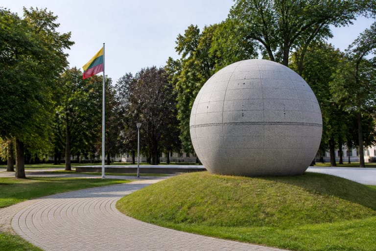 Granito rutulio formos paminklas Atminties skvere Kėdainiuose prie žalios memorialinės kalvelės