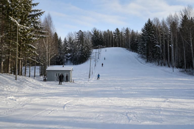 Aukštagirės slidinėjimo trasa apsnigtame Žemaitijos miške