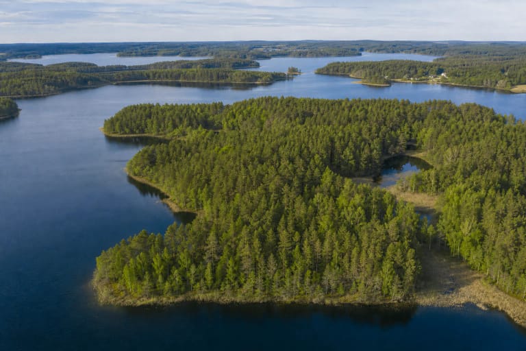 Aukštaitijos nacionalinio parko ežerų grandinė tarp pušynų, salų ir nedidelių kaimų