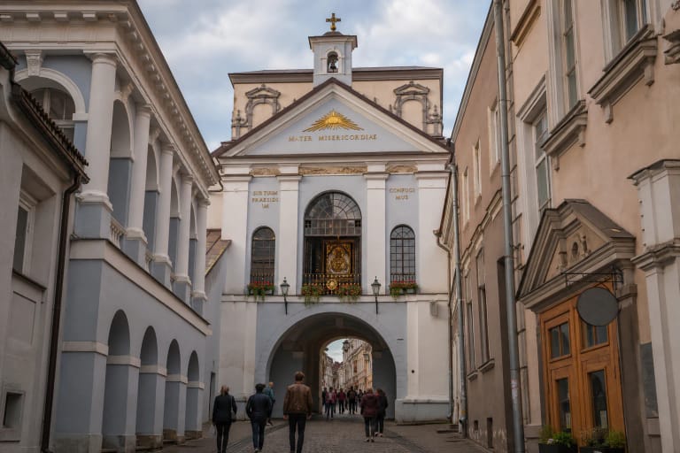 Aušros vartai Vilniaus senamiestyje su arka, koplyčia virš vartų ir siaura akmenine gatve