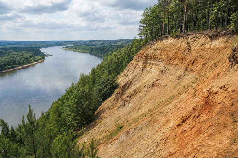 Balbieriškio atodangos statūs molio šlaitai virš Nemuno kilpos