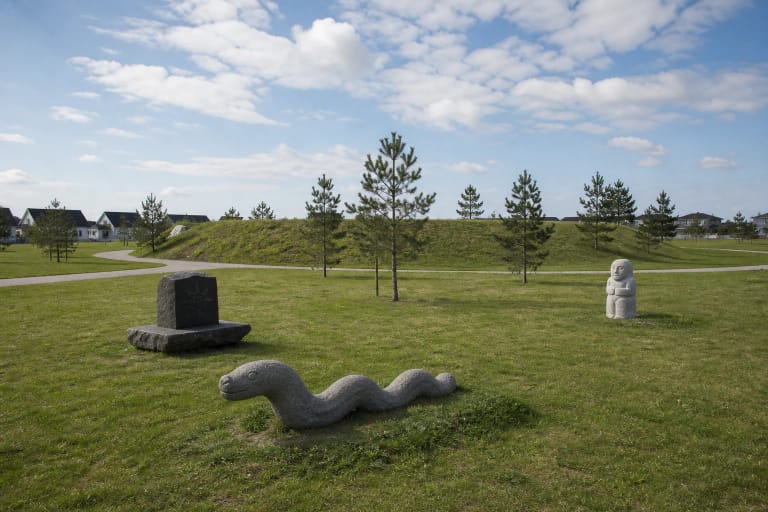 Balsių mitologinio parko takas tarp medinių baltų mitologijos skulptūrų