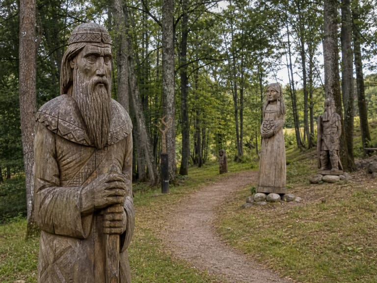 Baltų mitologijos parko medinė skulptūra miško take Sausdravuose