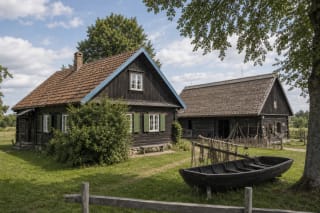 Старая деревянная рыбацкая усадьба Памариса в Русне с амбаром и хлевом