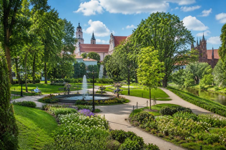 Bernardinų sodo takai, gėlynai ir fontanas Vilniaus senamiestyje prie Vilnelės