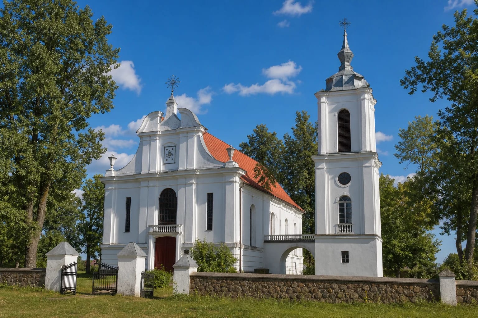 Betygalos Šv. Mikalojaus bažnyčia su raudonu stogu ir atskira balta varpine