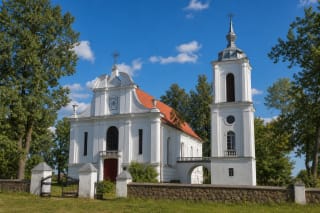 Церковь Святого Николая в Бетигале с красной крышей и отдельной белой колокольней
