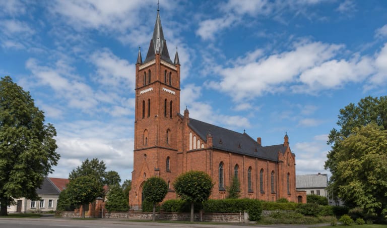 Biržų evangelikų reformatų bažnyčios neogotikinis bokštas ir raudonų plytų fasadas