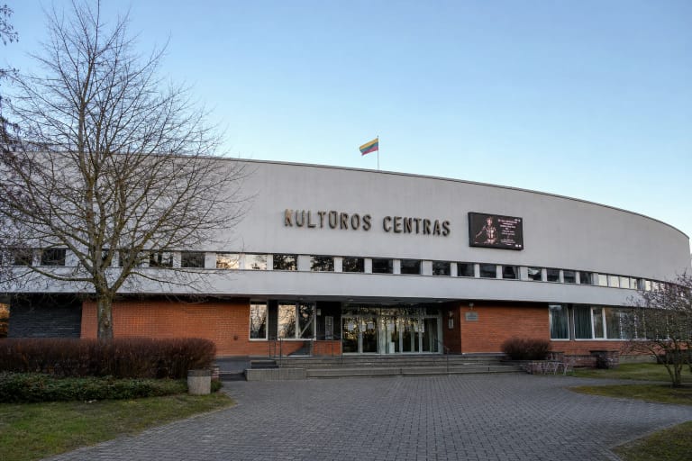 Biržų kultūros centro fasadas J. Basanavičiaus gatvėje prieš vakaro renginį