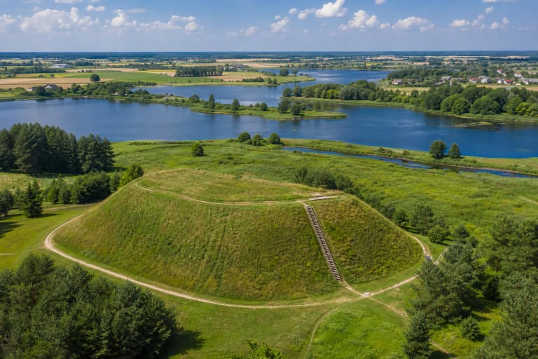 Bubių piliakalnio žali šlaitai ir takas prie Bubių tvenkinio bei Dubysos slėnio