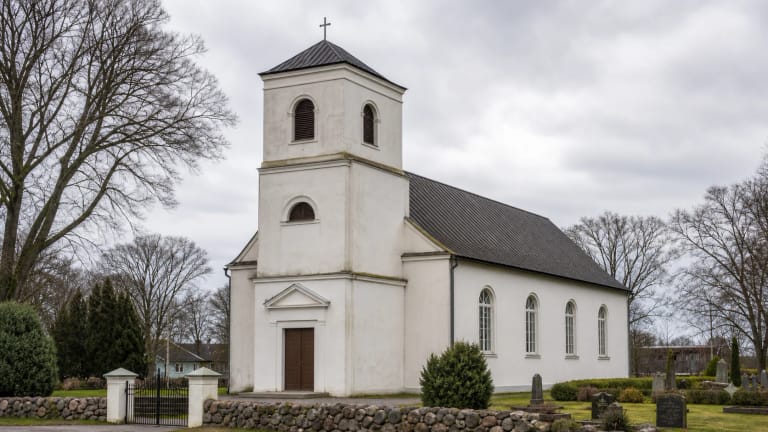 Būtingės evangelikų liuteronų bažnyčia su bokštu pajūrio kaimo aplinkoje
