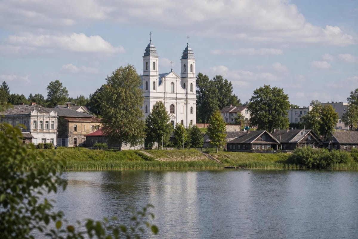 Daugų miestelis prie Daugų ežero su bažnyčia ir senąja aikšte
