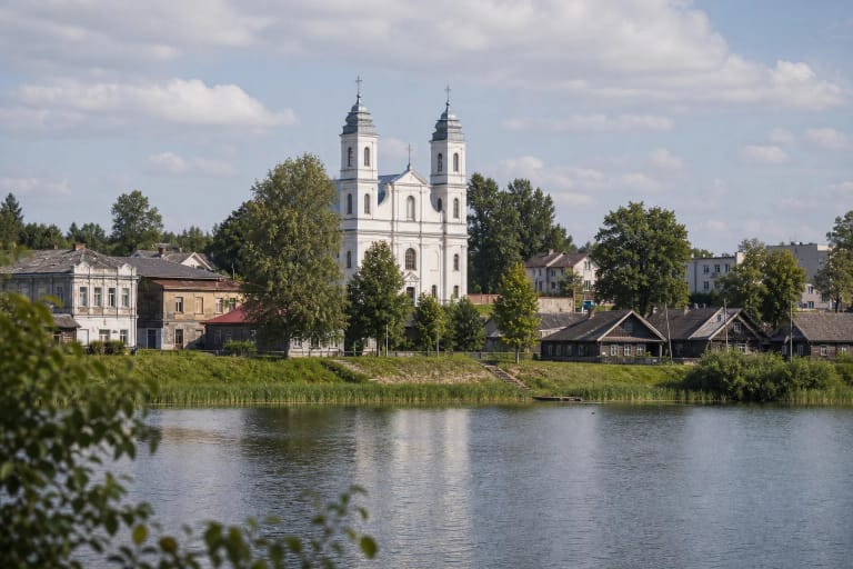 Daugų miestelis prie Daugų ežero su bažnyčia ir senąja aikšte