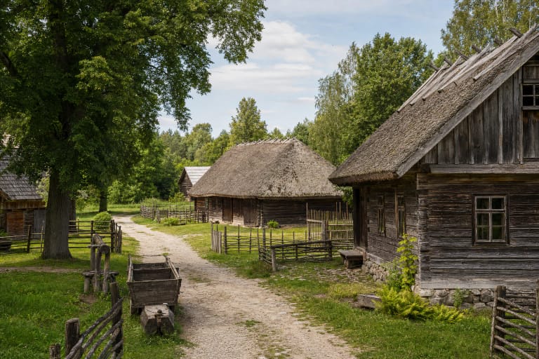 Daugyvenės muziejaus Kleboniškių kaimo sodybos su mediniais namais ir šiaudiniais stogais