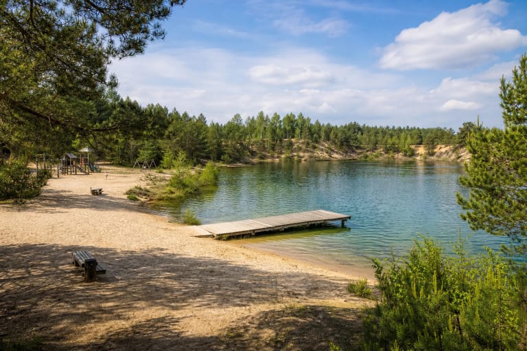 Dovilų karjero smėlėta poilsiavietė su pontoniniu lieptu, vaikų aikštele ir jaunu pušynu