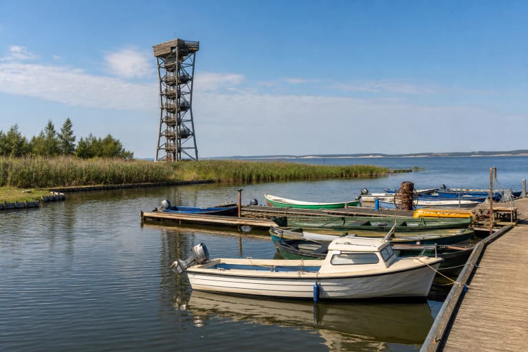 Drevernos mažųjų laivų uosto valtys, apžvalgos bokštas, Kuršių marios ir tolumoje matomos Kuršių nerijos kopos