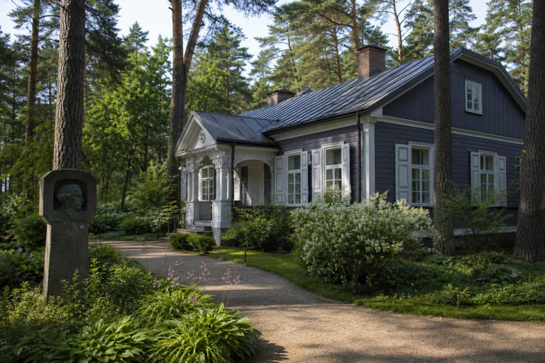 Druskininkų M. K. Čiurlionio memorialinio muziejaus medinis namas ir jauki kiemo aplinka