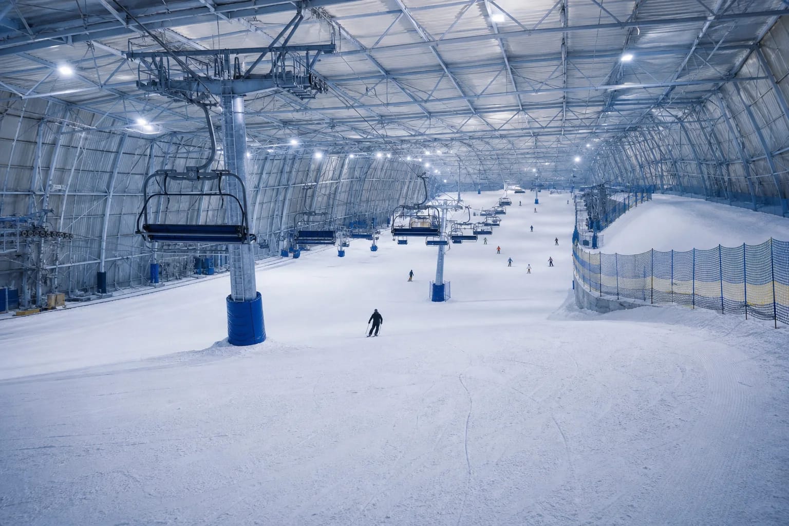 Крытая лыжная трасса Snow Arena в Друскининкае со снегом и подъёмником