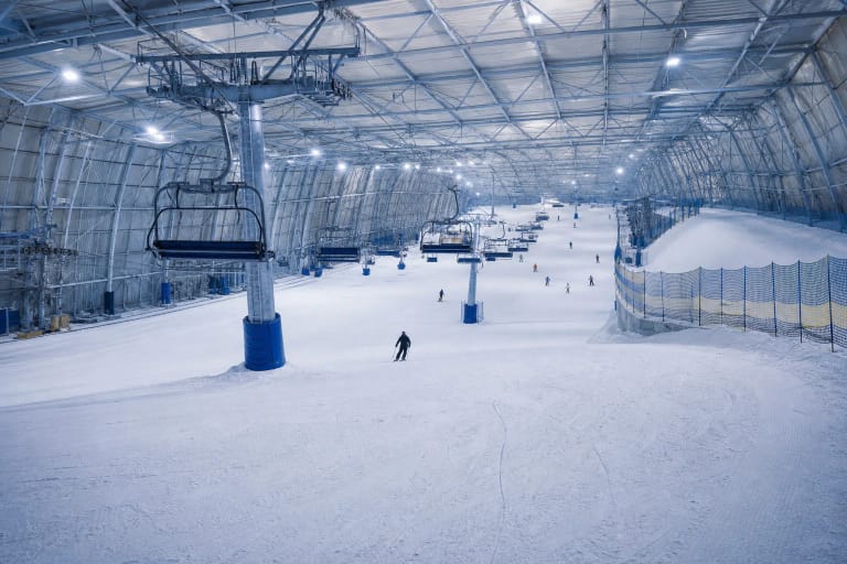 Druskininkų Snow Arenos dengta slidinėjimo trasa su sniegu ir keltuvu