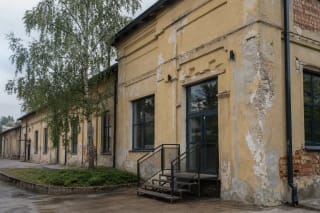 Brick and plaster former scythe-factory building of Dūmų Fabrikas in Naujoji Vilnia