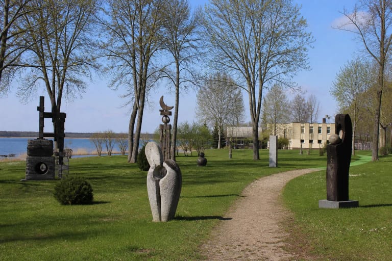 Originalios akmens, metalo ir medžio skulptūros žaliame Dusetų parke prie Sartų ežero