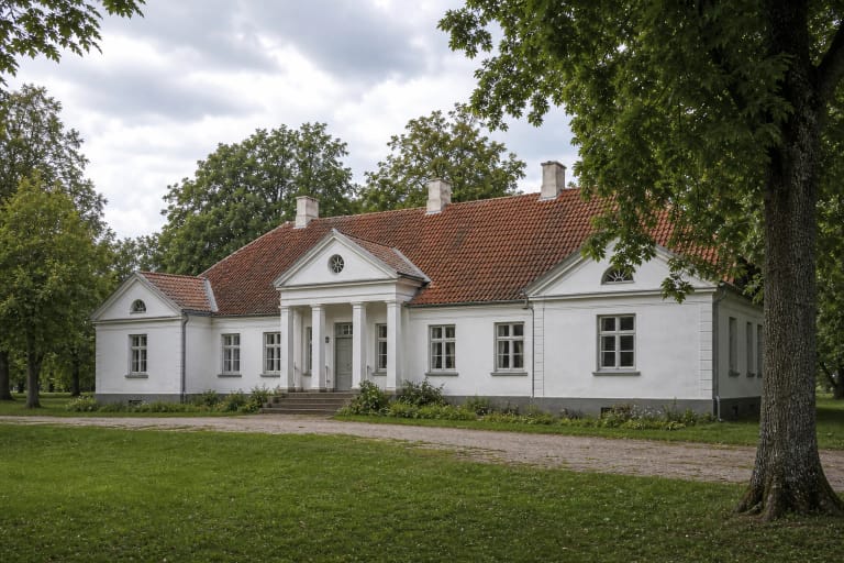 Džiuginėnų dvaro sodybos medinis gyvenamasis namas ir parko aplinka prie Telšių Žemaitijoje