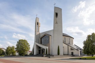 Elektrėnų Švč. Mergelės Marijos Kankinių Karalienės bažnyčios moderni masė su dviem bokštais