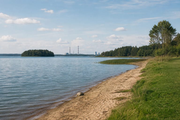 Elektrėnų marių smėlio pakrantė, miškinga sala ir tolumoje matomi elektrinės kaminai