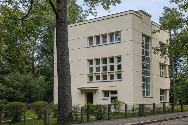 Light three-storey Galaunė House with horizontal modernist lines and corner stair glazing