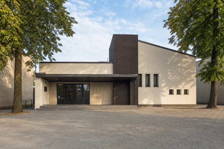 Žemas atnaujintas Gargždų kino teatro „Minija“ fasadas su tamsiu klinkerio akcentu ir įėjimo stogeliu