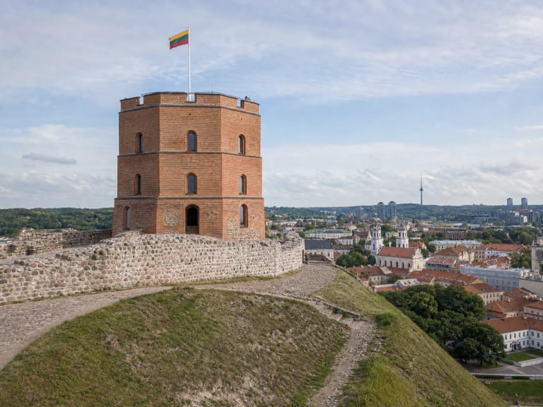 Gedimino pilies bokštas ant Vilniaus Pilies kalno su senamiesčio panorama