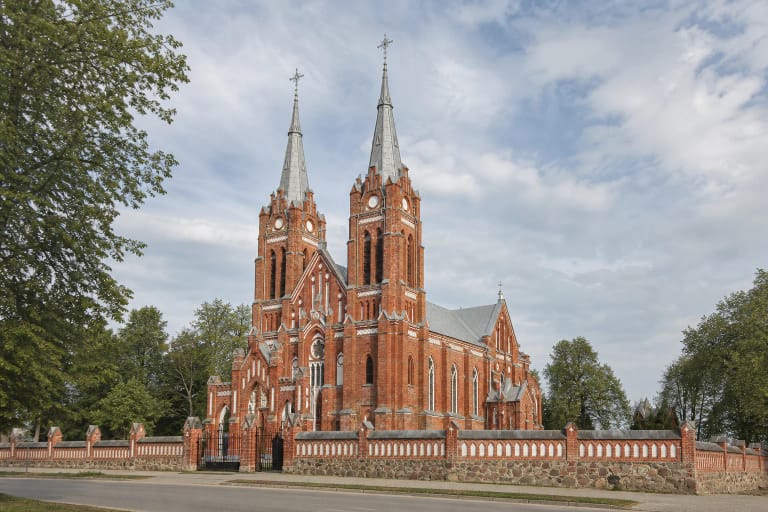 Raudonų plytų Gruzdžių Švč. Trejybės bažnyčia su aukštu neogotikiniu bokštu