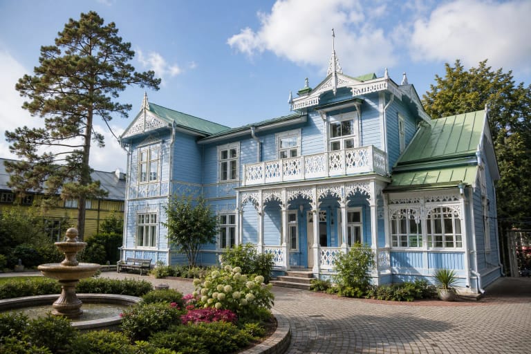 Istorinė medinė vila „Aldona” Palangos Basanavičiaus gatvėje, kurioje veikia iliuzijų namas „Eureka”