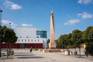 Памятник «Народу и языку» из розового гранита со стальным всадником на площади Й. Басанавичюса в Мариямполе