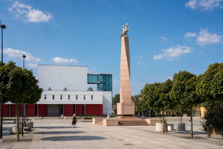 Rausvo granito paminklas „Tautai ir kalbai“ su plieniniu raiteliu Marijampolės J. Basanavičiaus aikštėje