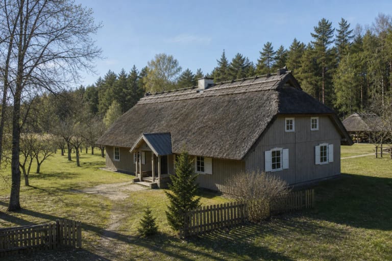 Žemaitiškos sodybos architektūros Jautmalkės gamtos mokykla miško apsuptyje