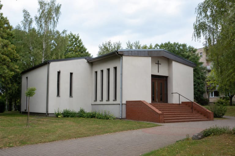 Šviesus nedidelės Jonavos Šv. apaštalo Jono koplyčios pastatas su raudonų plytų laiptais Rimkų rajone