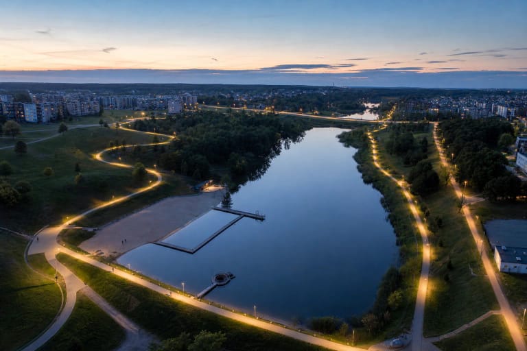 Žalių šlaitų ir pėsčiųjų takų apsuptas vienas iš keturių Jonavos Varnutės tvenkinių