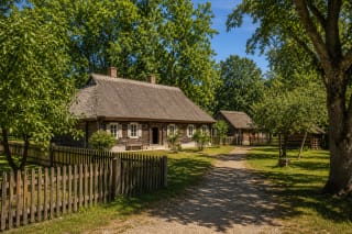 Jono Basanavičiaus gimtinės atkurta Suvalkijos sodyba su mediniais pastatais ir ąžuolyno kraštovaizdžiu