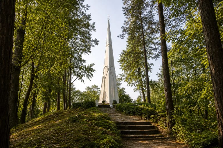 Jono Biliūno antkapinis paminklas „Laimės žiburys“ ant Liūdiškių kalvos virš Anykščių