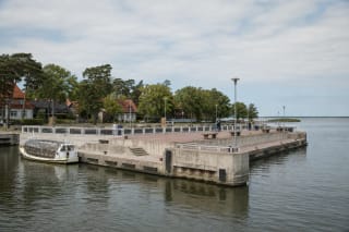 Juodkrantė passenger pier with concrete quays, pale railings, and a calm Curonian Lagoon panorama
